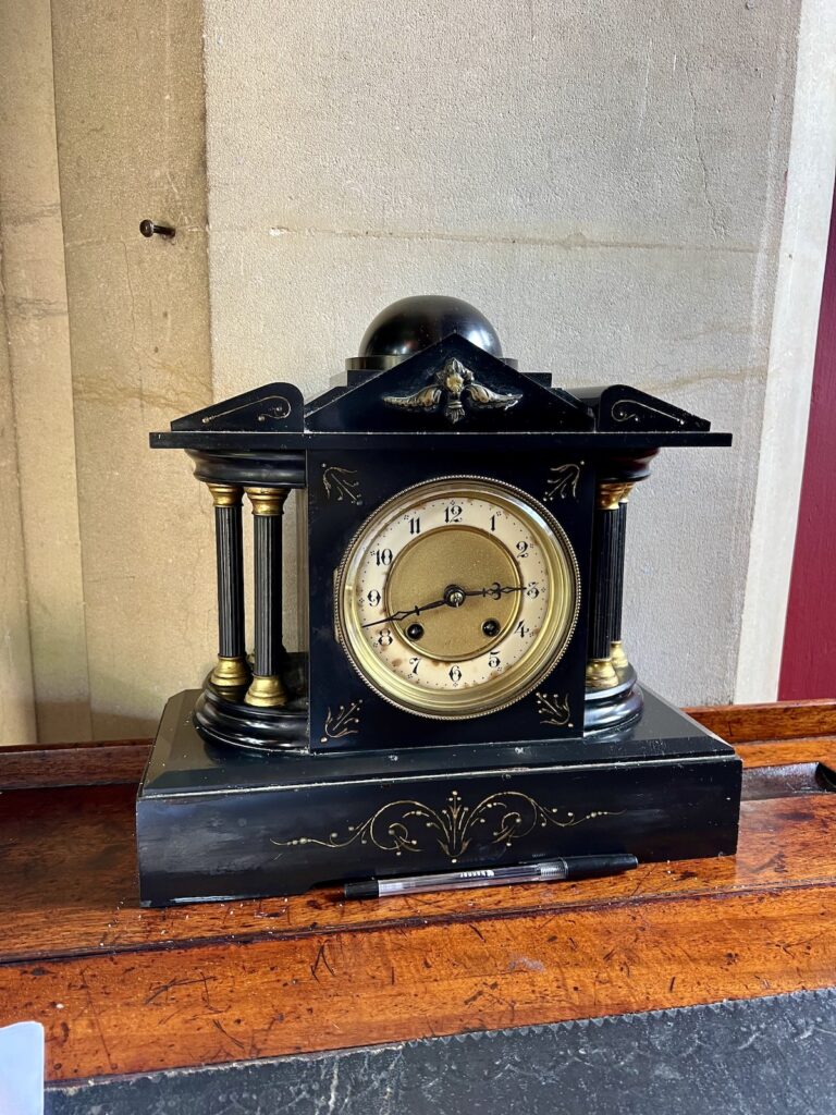 Mantlepiece clock